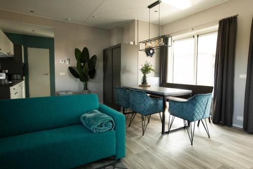 a living room with a couch and a table with chairs at Lodgepark Goitzsche GmbH in Große Mühle