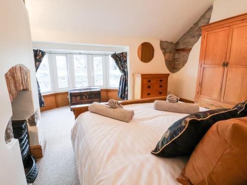 een slaapkamer met een groot bed met 2 kussens erop bij Riverdale in Rhyl