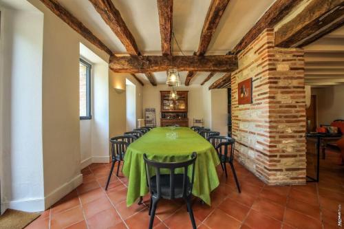 a dining room with a green table and chairs at MAISON DE CHARME - 250m2 - CALME - JARDIN in Florentin