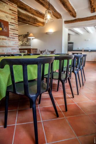 une salle à manger avec une table et des chaises dans l'établissement MAISON DE CHARME - 250m2 - CALME - JARDIN, à Florentin