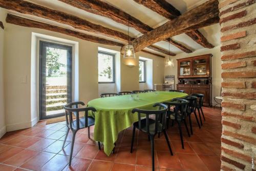 a large dining room with a green table and chairs at MAISON DE CHARME - 250m2 - CALME - JARDIN in Florentin