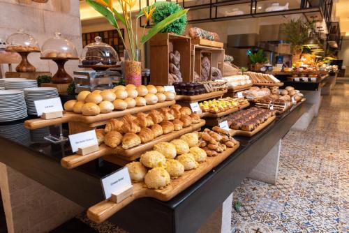 Comida en o cerca de este resort