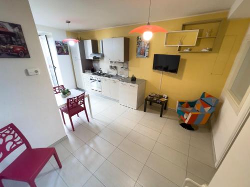 mit Blick auf eine Küche und ein Wohnzimmer in der Unterkunft Ferrari Holiday House - Casa Vacanza nel cuore di Campobasso in Campobasso