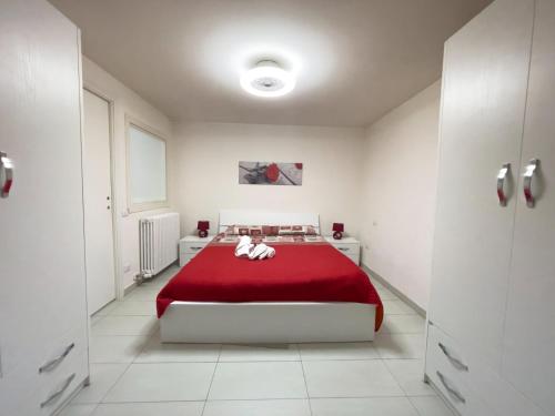 a white room with a bed with a red blanket at Ferrari Holiday House - Casa Vacanza nel cuore di Campobasso in Campobasso