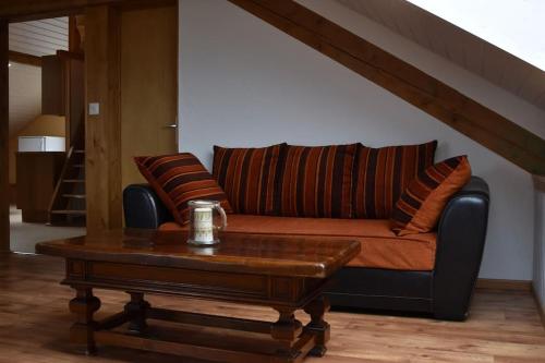 a living room with a couch and a coffee table at Appartement Chez l'apiculteur in Travers