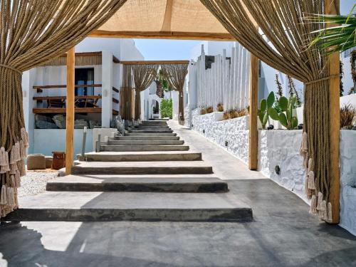 um conjunto de escadas que levam a uma casa em Sandaya Luxury Suites em Naousa