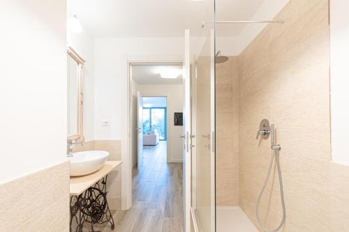 bagno con doccia e lavandino di Casa vacanze Montebello a Trieste