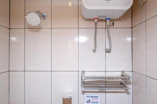 a bathroom with a toilet and a sink at RedDoorz Syariah near RS Permata Medika Ngaliyan Semarang in Tambakaji
