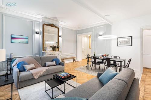 un salon avec un canapé et une salle à manger dans l'établissement King Size beds - Zen Monceau, à Paris