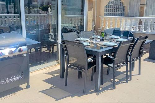 Restaurace v ubytování Spacious ground floor apartment overlooking the beautiful communal pool