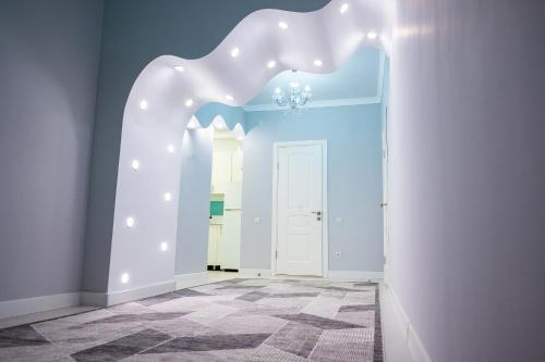 a hallway with a white door and a white ceiling at Светлая двухкомнатная квартира с Wi-Fi стильный дизайн и всё необходимое in Aktobe
