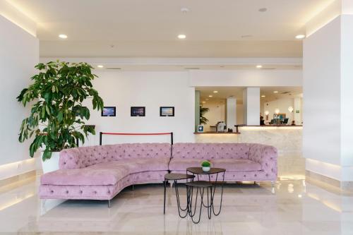 a living room with a purple couch and a table at AluaSun Doblemar in La Manga del Mar Menor