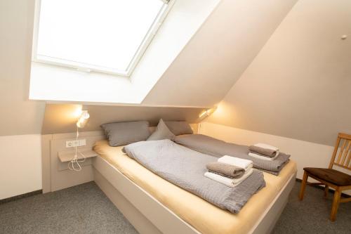 Un pat sau paturi într-o cameră la Kettelhack Appartement -K4b- im KETTELHACK
