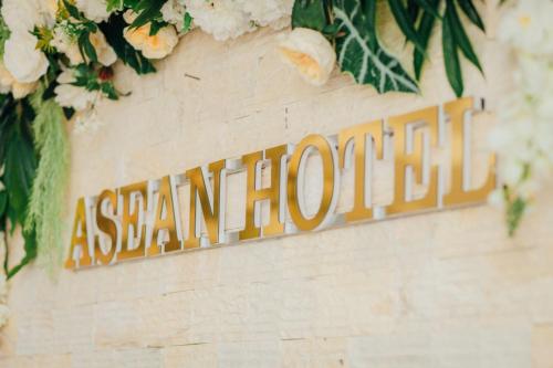 un panneau sur un mur indiquant l'autorité asiatique dans l'établissement Asean Hotel, à Hải Dương