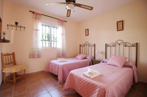En eller flere senger på et rom på Villa Conchi by Spainsunrentals 1091