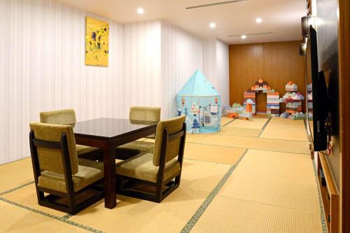 a dining room with a table and chairs at Spring Hill Resort in Tianliao