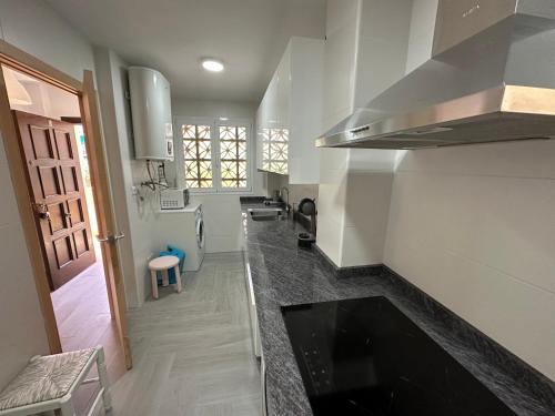 a kitchen with a counter top in a room at Gran apartamento céntrico y muy cerca de la playa in Fuengirola