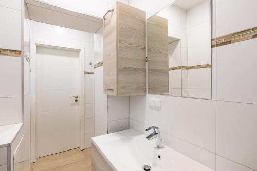 een badkamer met een wastafel en een douche bij Pier 1 in Heringsdorf