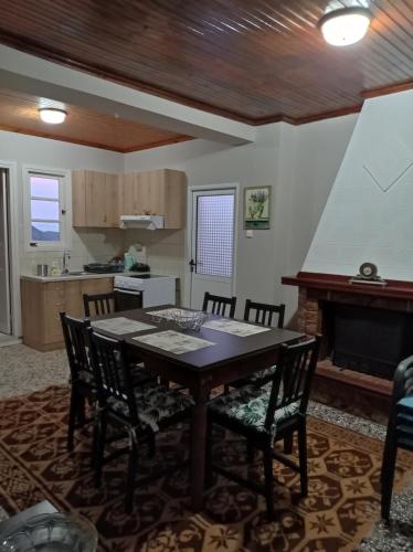 - une cuisine et une salle à manger avec une table et des chaises dans l'établissement Villa Lidi, à Stavros
