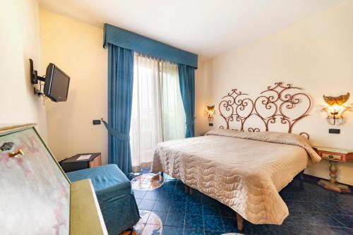 Hotel Terme Don Pepeにあるテレビまたはエンターテインメントセンター