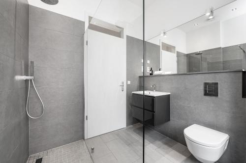 une salle de bain avec toilettes, lavabo et douche dans l'établissement Stylish New Cube Loft by Berlin-Wall-Apartments, à Berlin