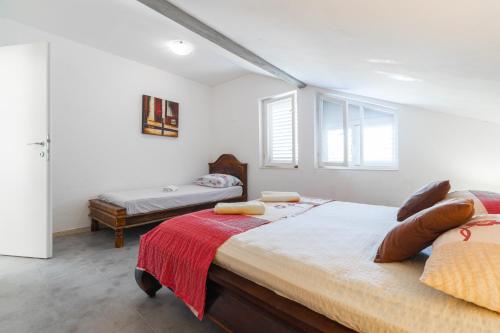1 Schlafzimmer mit 2 Betten und einem Fenster in der Unterkunft House Rosa - Holiday Home70 metres away from Picena Beach in Vela Luka