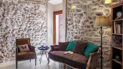 A seating area at Casa Abeurador, con mucho encanto en el centro de Artà