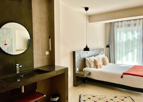 une chambre avec un lit, un miroir et un lavabo dans l'établissement CASA IB, à Peri