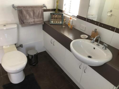 Łazienka z białą toaletą i umywalką w obiekcie WAVE N' SOUL w mieście Dunsborough