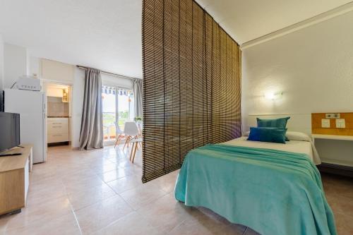 En eller flere senge i et værelse på Apartamentos Alboran-Arysal