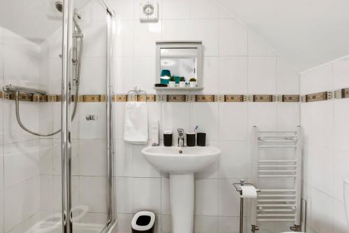 Bilik mandi di Grab a Deal Today! Massive Home For Contractors & Parking for 4