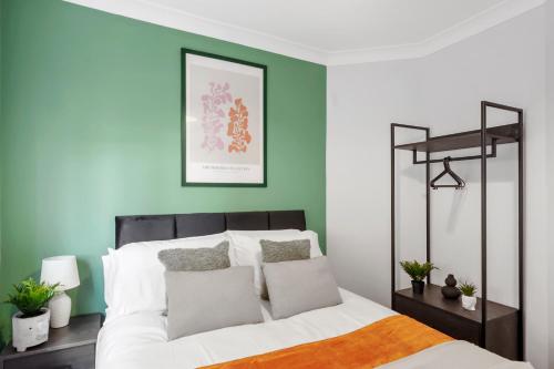 Postel nebo postele na pokoji v ubytování Hidden Gem with Large Driveway, Comfortable Beds, Netflix, and Expansive Garden!