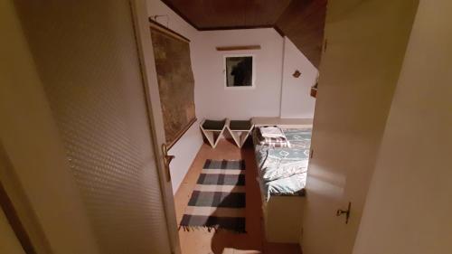ein kleines Zimmer mit einem Bett und einem Flur in der Unterkunft HANSEL & GRETEL CABINs in Zgornja Sorica