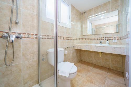 een badkamer met een toilet, een douche en een wastafel bij AR Apartaments Camps in Blanes