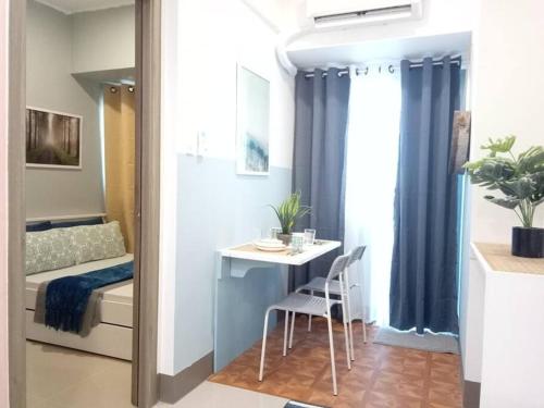 Relaxing 1BR above FAME Mall SM Hypermart nr MRT