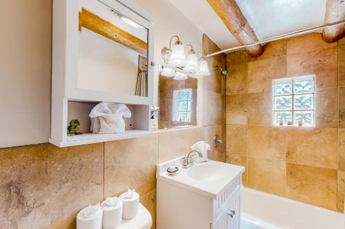 een badkamer met een wastafel en een spiegel bij Hacienda del Cañón in Taos