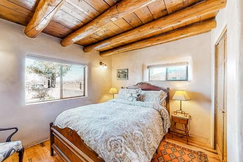 タオスにあるHacienda del Cañónのベッドルーム(ベッド1台、窓付)