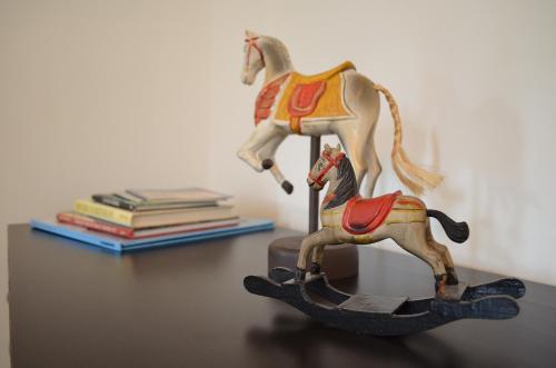 un caballo de juguete en una mesa con un libro en Château de KERVOAZEC - Chambres d'hôtes en Saint-Goazec