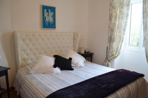 1 dormitorio con 1 cama con 2 almohadas en Château de KERVOAZEC - Chambres d'hôtes en Saint-Goazec