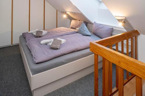 a bed with towels on it in a room at Kettelhack Appartement -Kc- im KETTELHACK in Langeoog