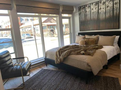 Un dormitorio con una cama con una manta. en Most Luxurious1Br in town And steps to the Gondola, en Telluride