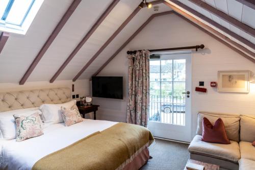 um quarto com uma cama grande e uma janela em The Double Red Duke, Cotswolds em Clanfield