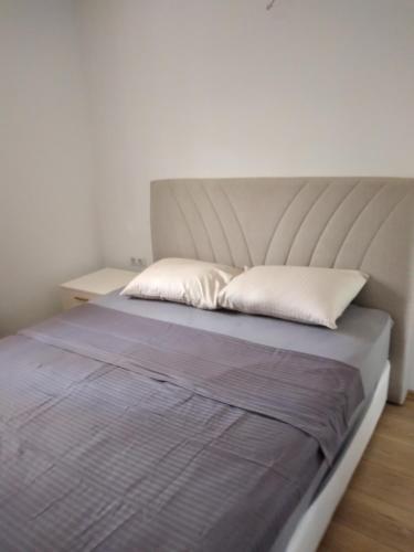 een slaapkamer met een bed met een wit hoofdeinde bij Şehir merkezinde iki odalı daire in Antalya