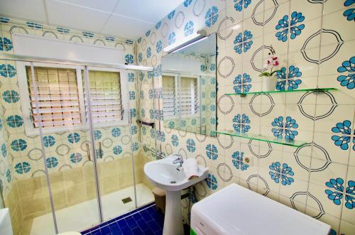 Kúpeľňa v ubytovaní V&V LLORET- Apartamento Europa