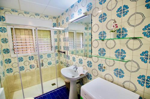 een badkamer met een wastafel en een toilet bij V&V LLORET-APARTAMENTO EUROPA para 6PAX con jardín y piscina comunitaria,barbacoa,120m playa Canyelles in Lloret de Mar