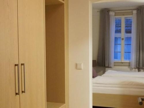 um quarto com uma cama e uma janela em Gasthof Weißes Ross em Iphofen