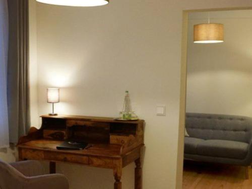 uma sala de estar com uma mesa e um sofá em Gasthof Weißes Ross em Iphofen