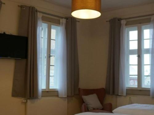 een slaapkamer met 2 bedden en 2 ramen bij Gasthof Weißes Ross in Iphofen