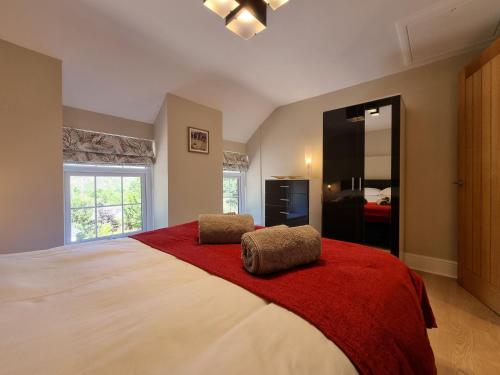 - une chambre avec un grand lit et 2 oreillers dans l'établissement Nant Uchaf, à Penmaen-mawr