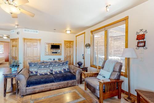 een woonkamer met een bank en 2 stoelen bij Terra Tomah Mountain Unit 40B Permit #6054 in Estes Park